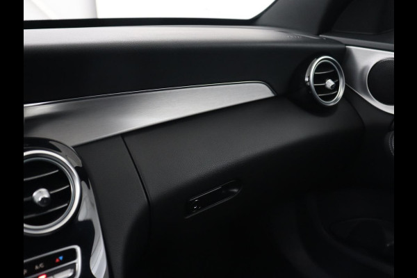 Mercedes-Benz C-Klasse 200 AMG Night | Leder | Stoelverwarming | Full LED | Park Assist | Navigatie | Climate control | Cruise control | Bluetooth