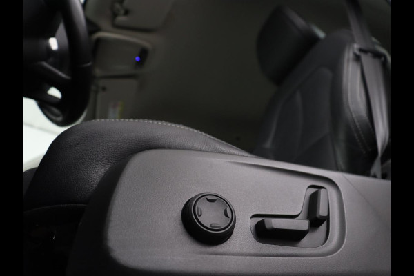 Volvo XC40 2.0 T4 Inscription | Trekhaak | Leder | Stoelverwarming | Camera | Harman/Kardon | Carplay | Achterbankverwarming | Navigatie | BLIS | Verwarmde voorruit | Cruise control