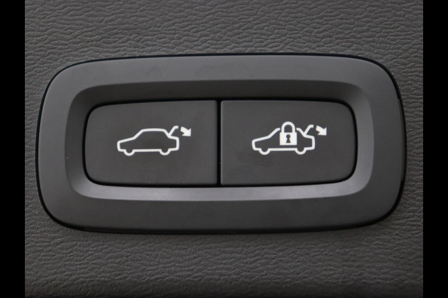 Volvo XC40 2.0 T4 Inscription | Trekhaak | Leder | Stoelverwarming | Camera | Harman/Kardon | Carplay | Achterbankverwarming | Navigatie | BLIS | Verwarmde voorruit | Cruise control