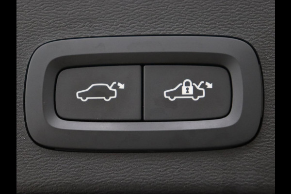 Volvo XC40 2.0 T4 Inscription | Trekhaak | Leder | Stoelverwarming | Camera | Harman/Kardon | Carplay | Achterbankverwarming | Navigatie | BLIS | Verwarmde voorruit | Cruise control