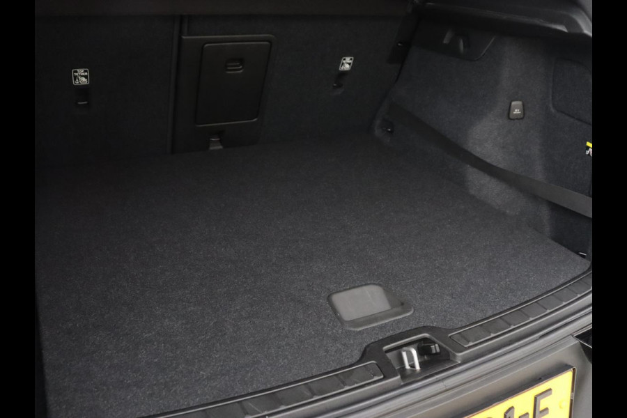 Volvo XC40 2.0 T4 Inscription | Trekhaak | Leder | Stoelverwarming | Camera | Harman/Kardon | Carplay | Achterbankverwarming | Navigatie | BLIS | Verwarmde voorruit | Cruise control