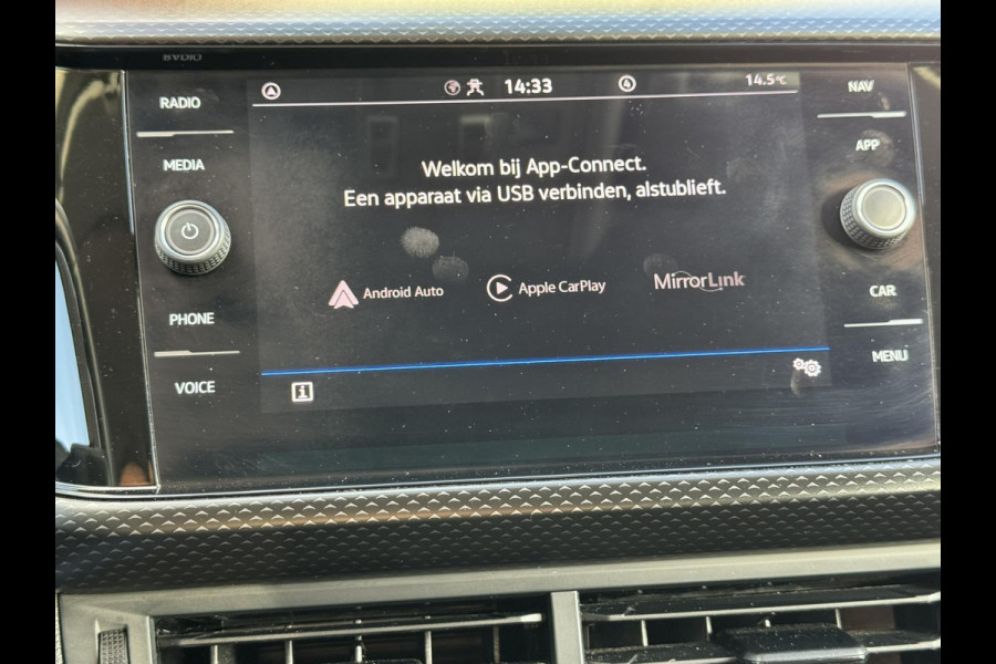 Volkswagen T-Cross 1.0 TSI Life Adaptive cruise control Climate control DAB radio Achteruitrijcamera Navi