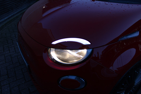 Fiat 500 RED 42 kWh | Navigatie | Winterpack | Red edition Actieweken 1 t/m 15 november!