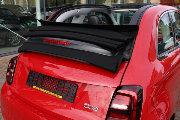 Fiat 500 RED 42 kWh | Navigatie | Winterpack | Red edition Actieweken 1 t/m 15 november!