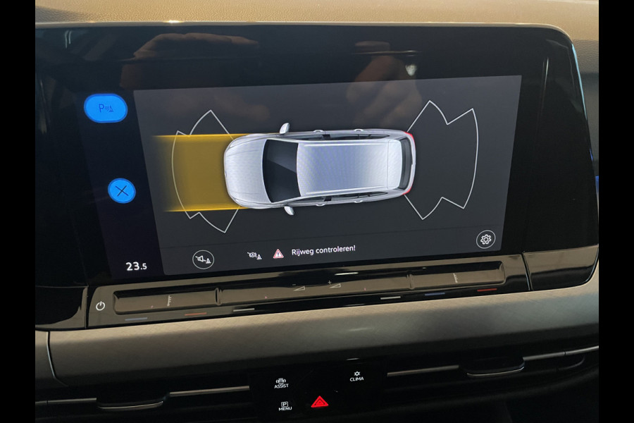 Volkswagen Golf Variant 2.0 TDI Life Business Full options met o.a. Climate control - Cruise control adaptive - Bluetooth/Apple carplay/Android auto - Navigatie full map - Stoelverwarming en Elektrisch verstelbaar met massage functie - P