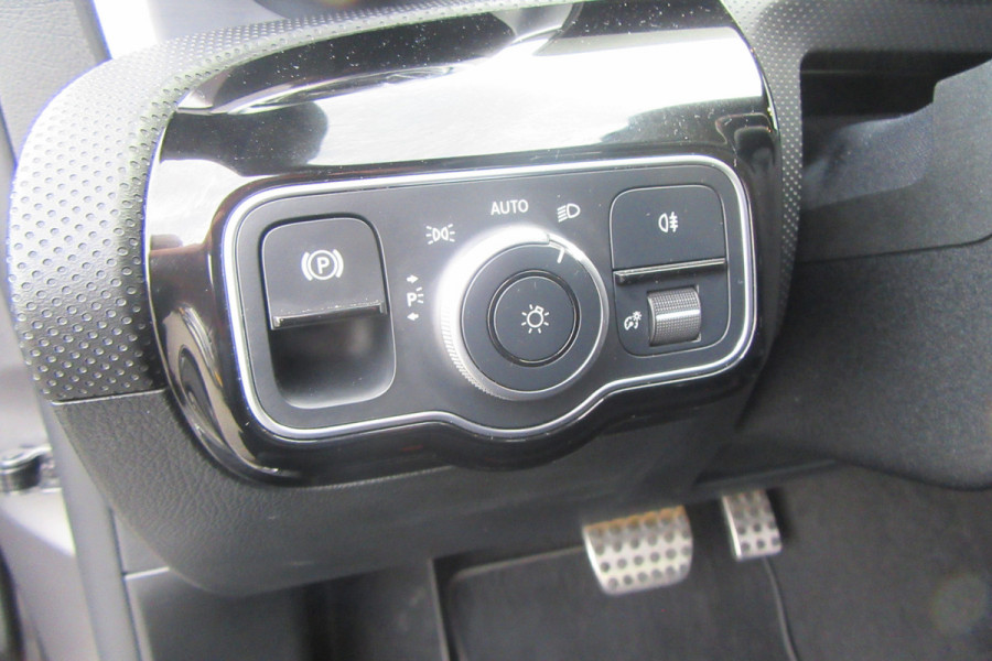 Mercedes-Benz CLA-Klasse AMG 35 4MATIC, Distronic Plus, Panoramadak