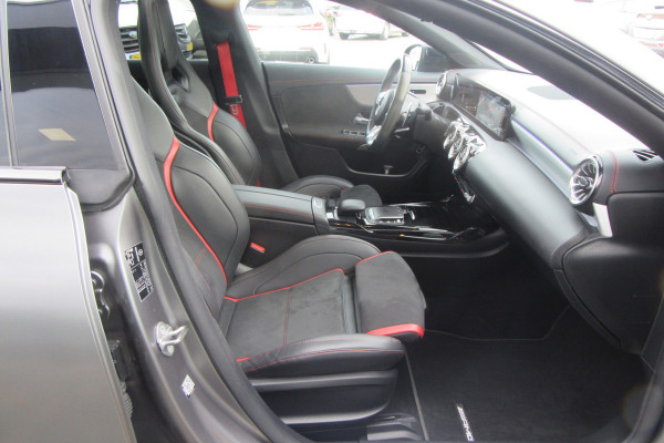 Mercedes-Benz CLA-Klasse AMG 35 4MATIC, Distronic Plus, Panoramadak