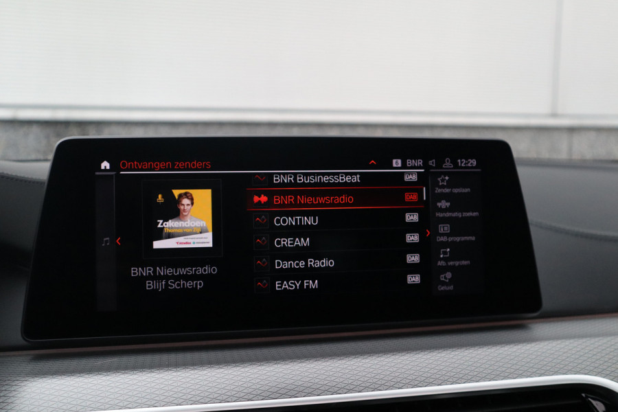 BMW 5 Serie Touring 520i High Executive M-Sport Leder dashboard / Pano / Individual / Camera / 19inch