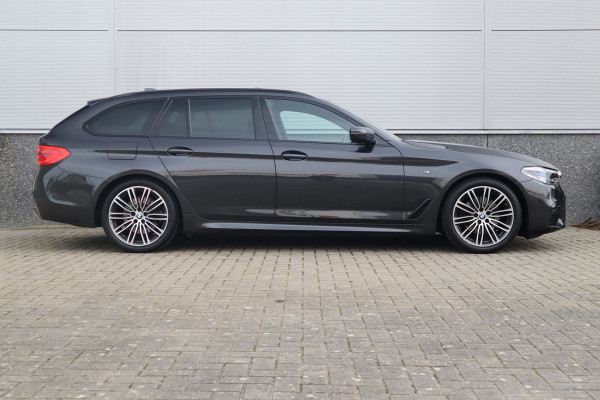 BMW 5 Serie Touring 520i High Executive M-Sport Leder dashboard / Pano / Individual / Camera / 19inch