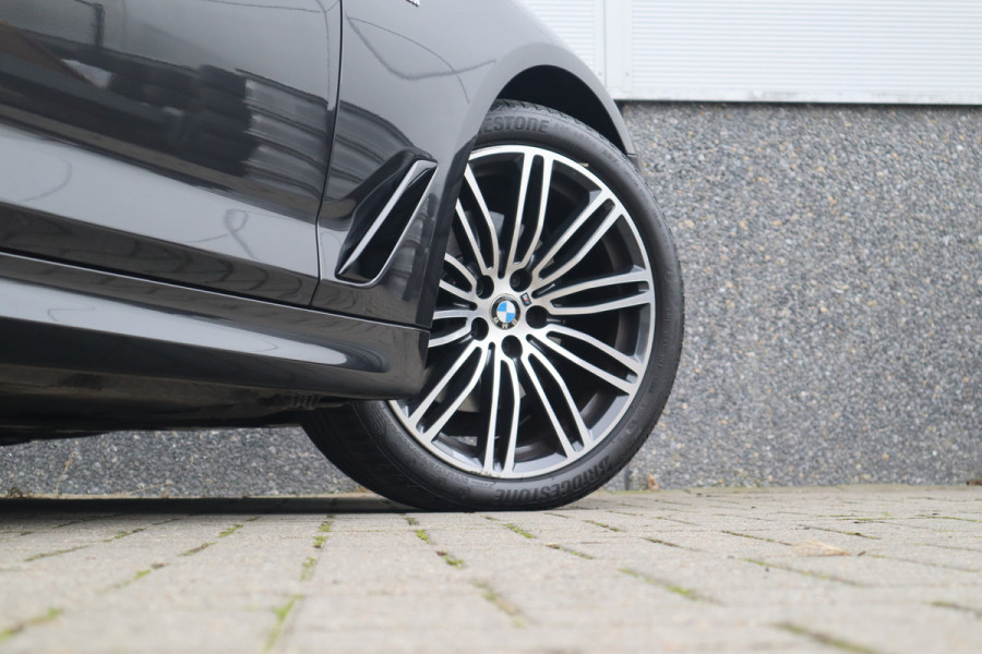 BMW 5 Serie Touring 520i High Executive M-Sport Leder dashboard / Pano / Individual / Camera / 19inch