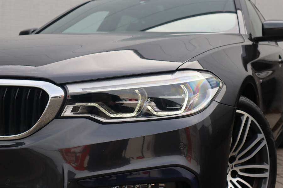 BMW 5 Serie Touring 520i High Executive M-Sport Leder dashboard / Pano / Individual / Camera / 19inch