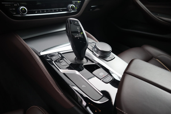 BMW 5 Serie Touring 520i High Executive M-Sport Leder dashboard / Pano / Individual / Camera / 19inch
