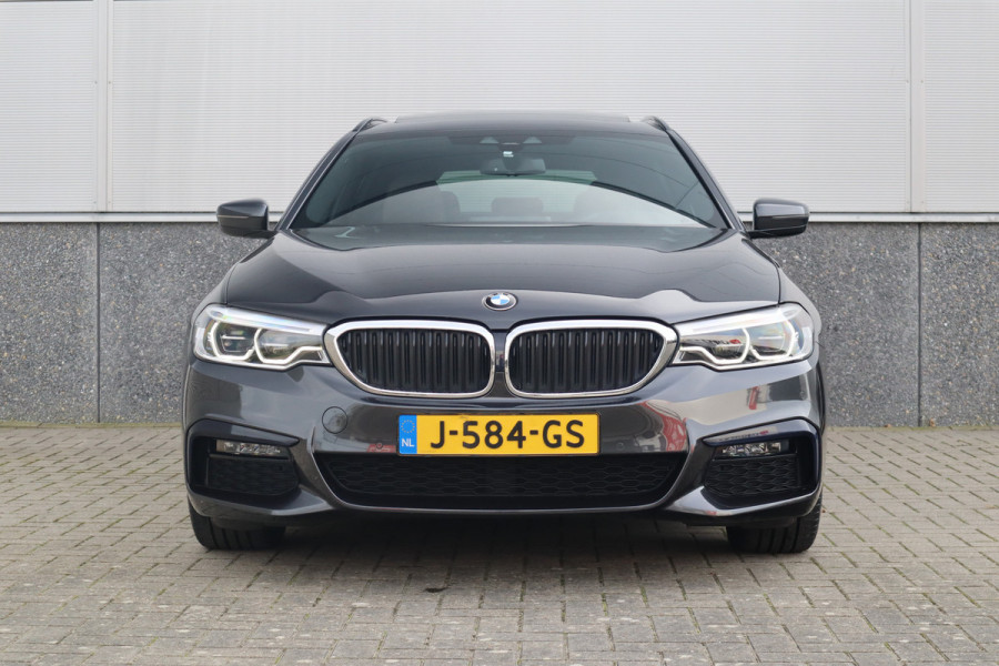BMW 5 Serie Touring 520i High Executive M-Sport Leder dashboard / Pano / Individual / Camera / 19inch