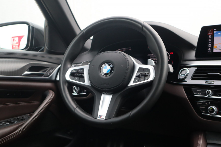 BMW 5 Serie Touring 520i High Executive M-Sport Leder dashboard / Pano / Individual / Camera / 19inch