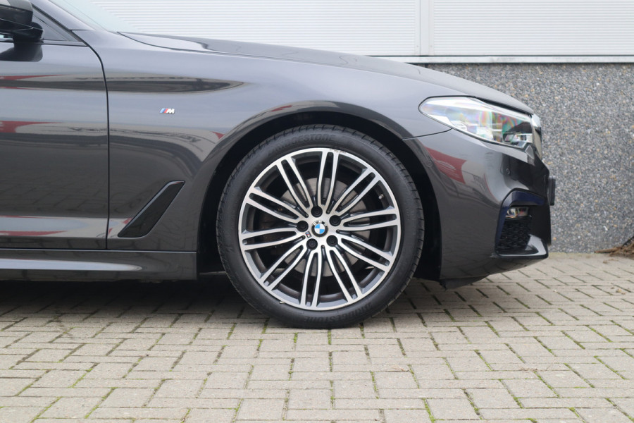 BMW 5 Serie Touring 520i High Executive M-Sport Leder dashboard / Pano / Individual / Camera / 19inch