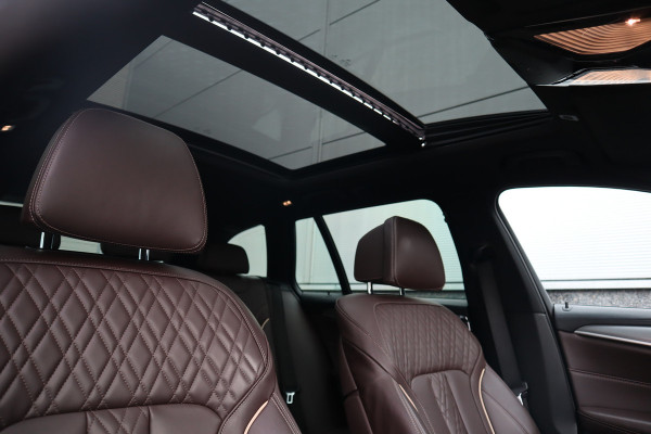 BMW 5 Serie Touring 520i High Executive M-Sport Leder dashboard / Pano / Individual / Camera / 19inch