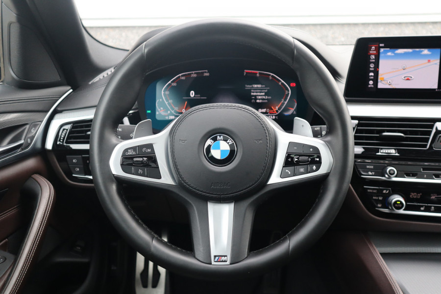 BMW 5 Serie Touring 520i High Executive M-Sport Leder dashboard / Pano / Individual / Camera / 19inch