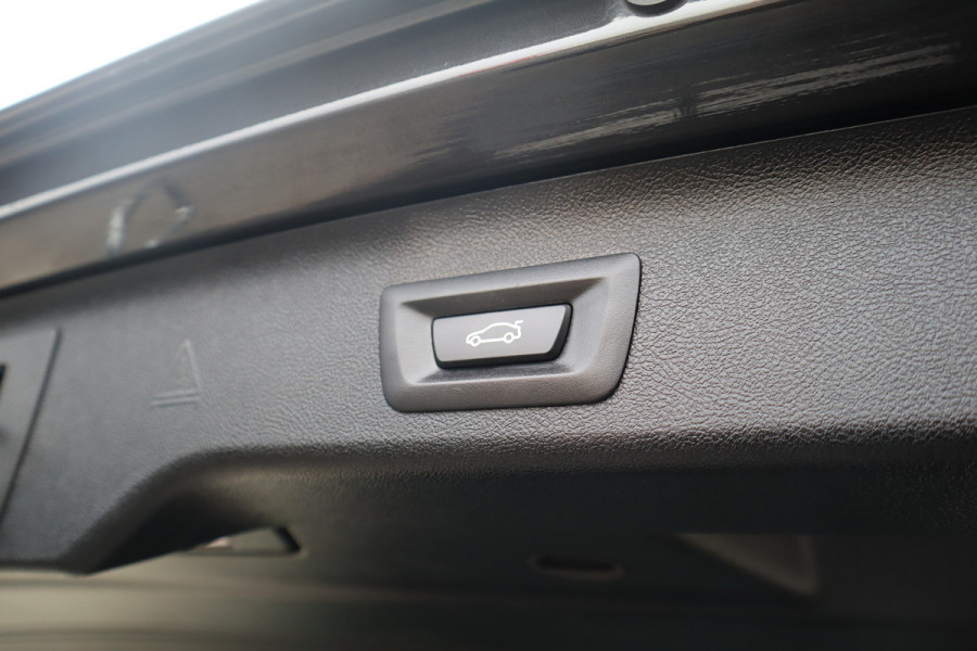 BMW 5 Serie Touring 520i High Executive M-Sport Leder dashboard / Pano / Individual / Camera / 19inch