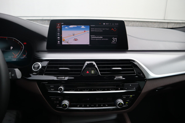 BMW 5 Serie Touring 520i High Executive M-Sport Leder dashboard / Pano / Individual / Camera / 19inch