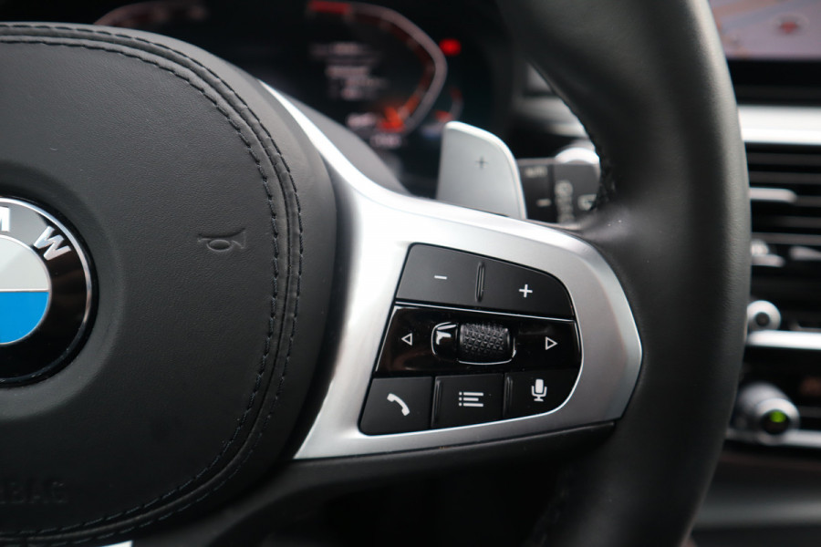 BMW 5 Serie Touring 520i High Executive M-Sport Leder dashboard / Pano / Individual / Camera / 19inch