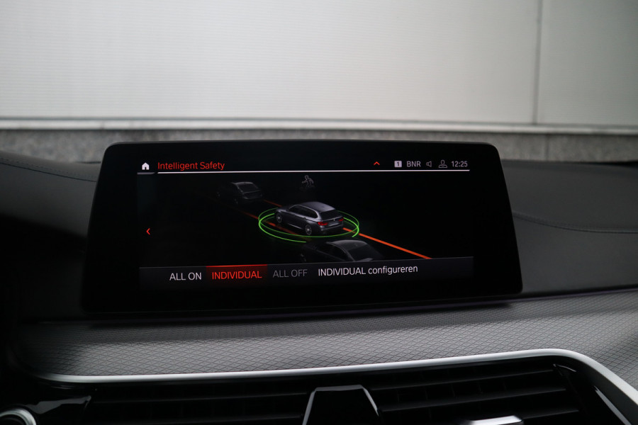 BMW 5 Serie Touring 520i High Executive M-Sport Leder dashboard / Pano / Individual / Camera / 19inch