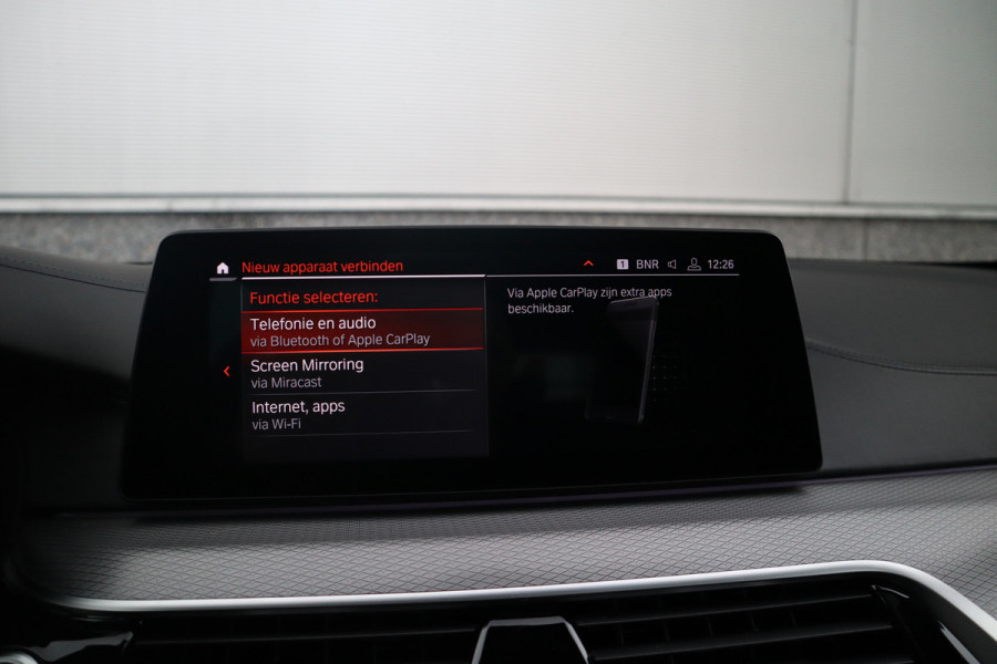 BMW 5 Serie Touring 520i High Executive M-Sport Leder dashboard / Pano / Individual / Camera / 19inch