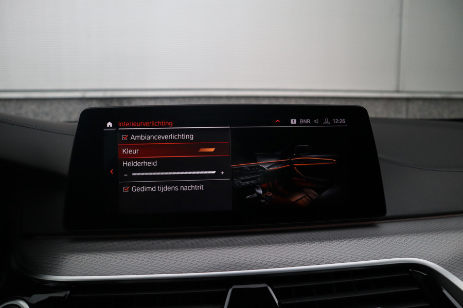 BMW 5 Serie Touring 520i High Executive M-Sport Leder dashboard / Pano / Individual / Camera / 19inch