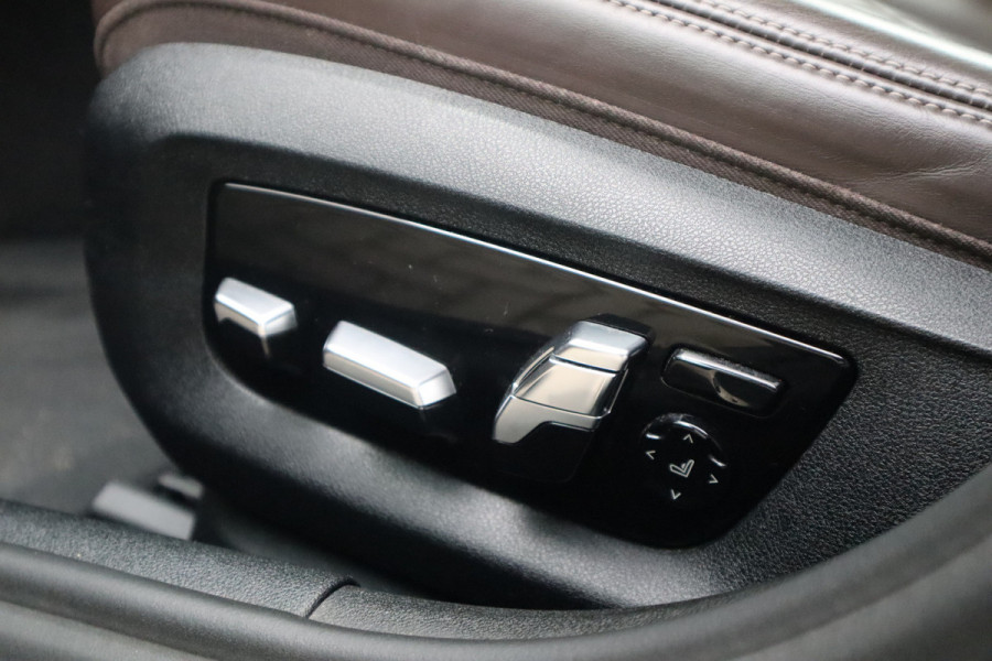 BMW 5 Serie Touring 520i High Executive M-Sport Leder dashboard / Pano / Individual / Camera / 19inch