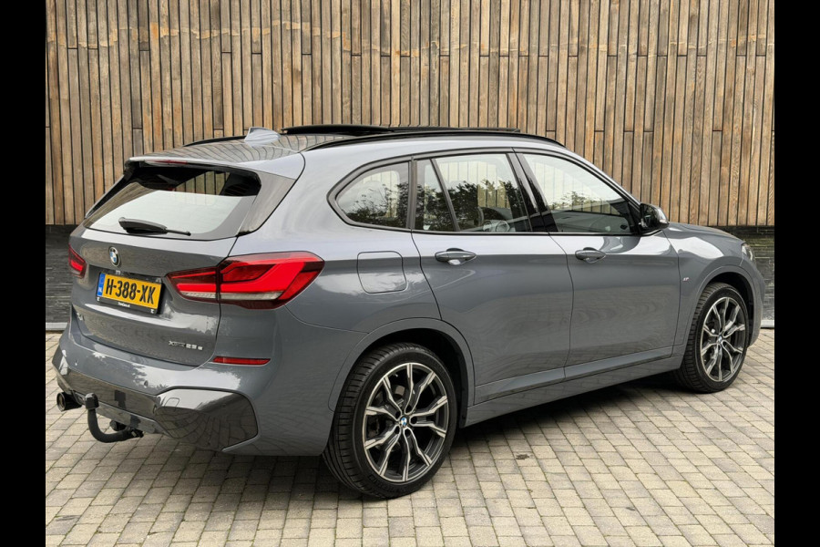 BMW X1 xDrive25e M-sport Automaat | Panoramadak | Leren bekleding | LED verlichting | Stoel en Stuurwielverwarming | Trekhaak afneembaa