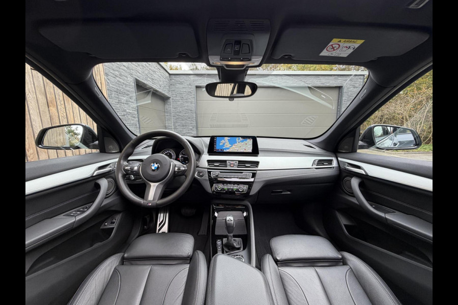 BMW X1 xDrive25e M-sport Automaat | Panoramadak | Leren bekleding | LED verlichting | Stoel en Stuurwielverwarming | Trekhaak afneembaa
