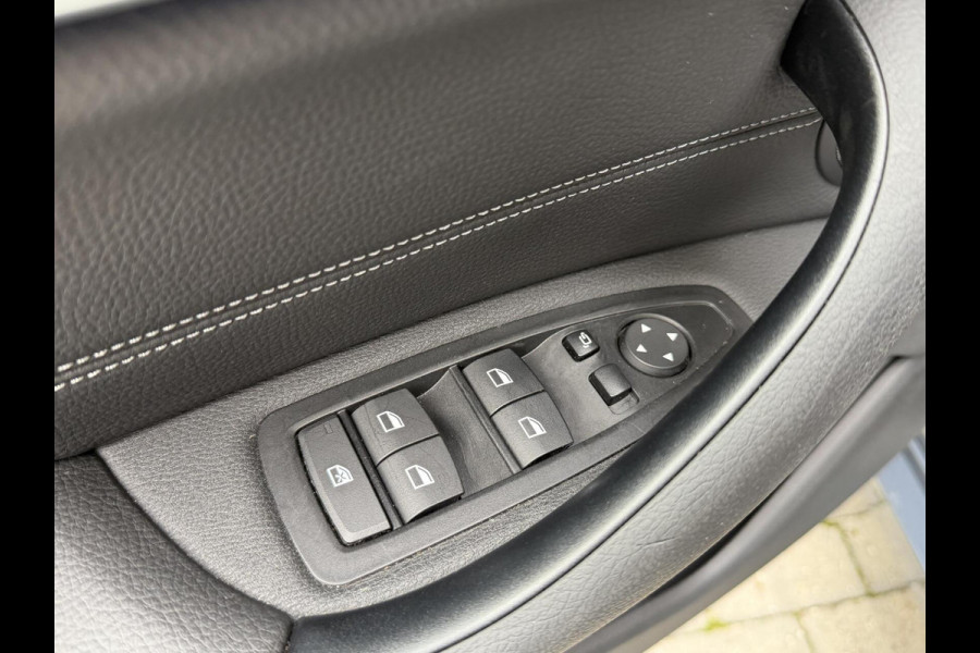 BMW X1 xDrive25e M-sport Automaat | Panoramadak | Leren bekleding | LED verlichting | Stoel en Stuurwielverwarming | Trekhaak afneembaa