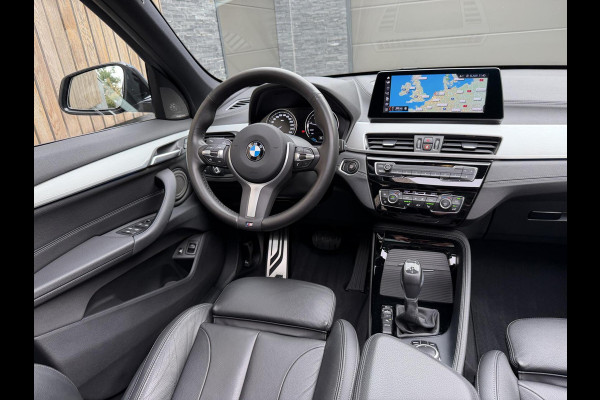 BMW X1 xDrive25e M-sport Automaat | Panoramadak | Leren bekleding | LED verlichting | Stoel en Stuurwielverwarming | Trekhaak afneembaa