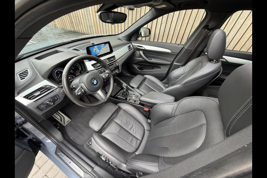BMW X1 xDrive25e M-sport Automaat | Panoramadak | Leren bekleding | LED verlichting | Stoel en Stuurwielverwarming | Trekhaak afneembaa