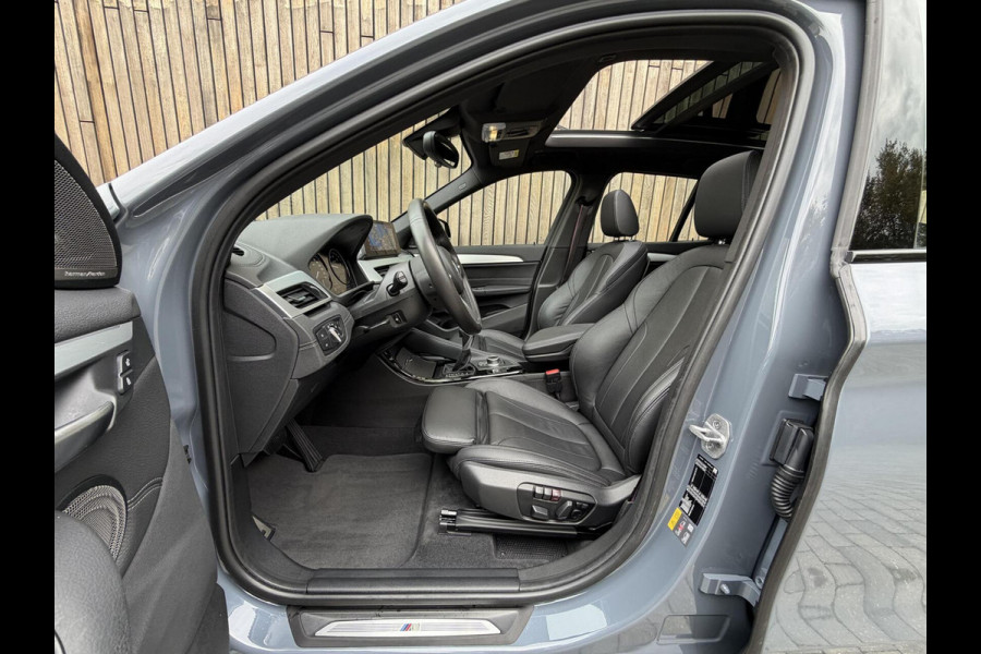 BMW X1 xDrive25e M-sport Automaat | Panoramadak | Leren bekleding | LED verlichting | Stoel en Stuurwielverwarming | Trekhaak afneembaa