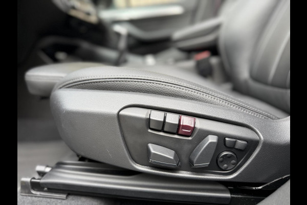 BMW X1 xDrive25e M-sport Automaat | Panoramadak | Leren bekleding | LED verlichting | Stoel en Stuurwielverwarming | Trekhaak afneembaa