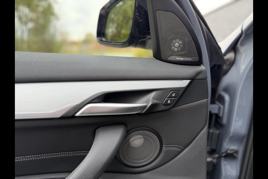 BMW X1 xDrive25e M-sport Automaat | Panoramadak | Leren bekleding | LED verlichting | Stoel en Stuurwielverwarming | Trekhaak afneembaa