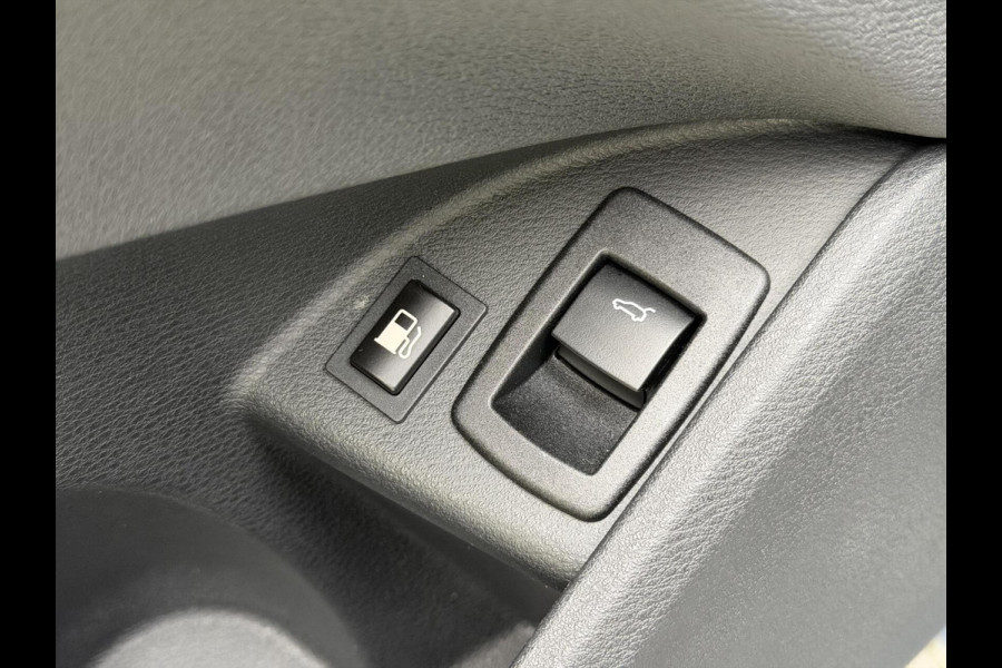 BMW X1 xDrive25e M-sport Automaat | Panoramadak | Leren bekleding | LED verlichting | Stoel en Stuurwielverwarming | Trekhaak afneembaa