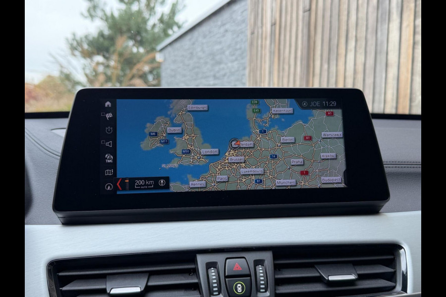 BMW X1 xDrive25e M-sport Automaat | Panoramadak | Leren bekleding | LED verlichting | Stoel en Stuurwielverwarming | Trekhaak afneembaa