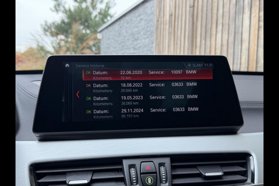 BMW X1 xDrive25e M-sport Automaat | Panoramadak | Leren bekleding | LED verlichting | Stoel en Stuurwielverwarming | Trekhaak afneembaa