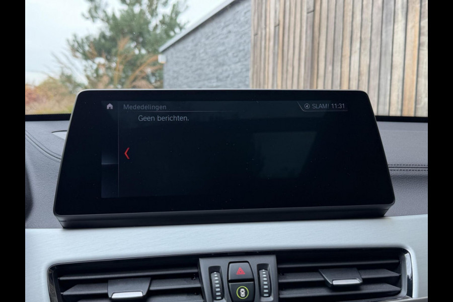 BMW X1 xDrive25e M-sport Automaat | Panoramadak | Leren bekleding | LED verlichting | Stoel en Stuurwielverwarming | Trekhaak afneembaa