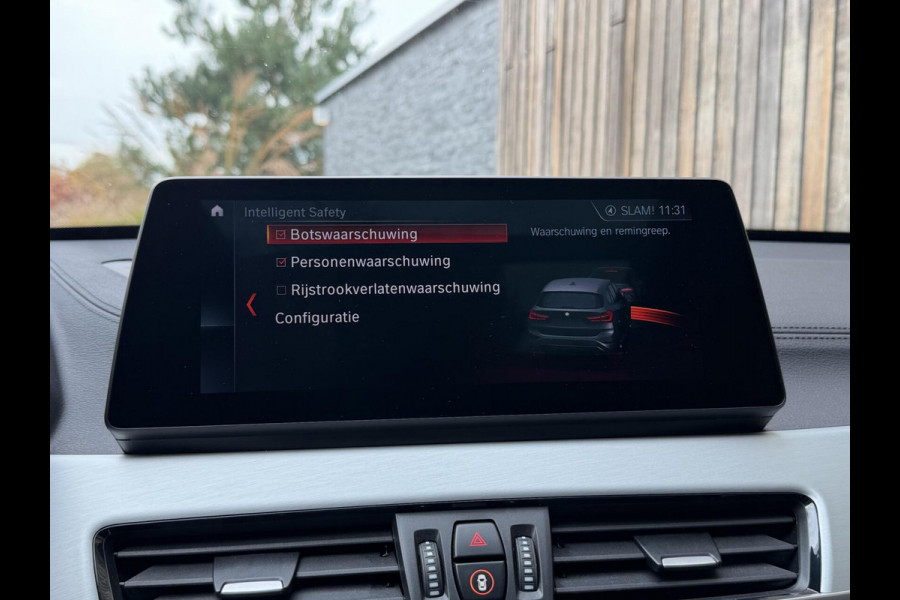 BMW X1 xDrive25e M-sport Automaat | Panoramadak | Leren bekleding | LED verlichting | Stoel en Stuurwielverwarming | Trekhaak afneembaa