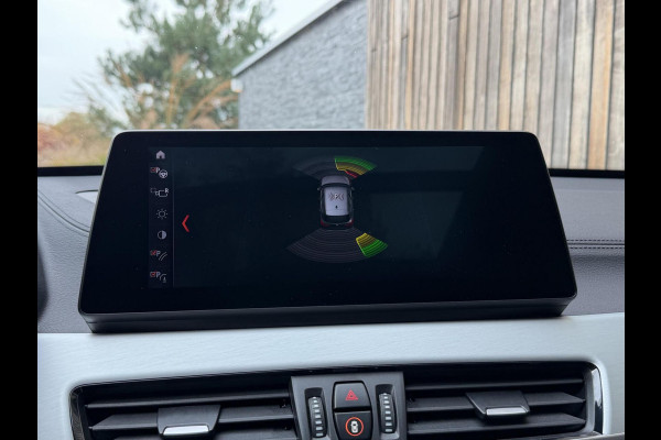 BMW X1 xDrive25e M-sport Automaat | Panoramadak | Leren bekleding | LED verlichting | Stoel en Stuurwielverwarming | Trekhaak afneembaa