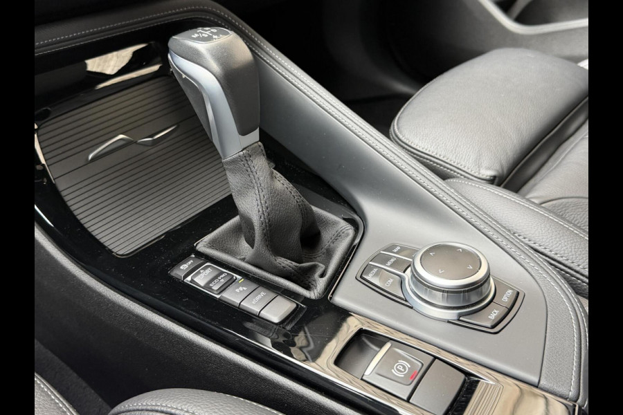 BMW X1 xDrive25e M-sport Automaat | Panoramadak | Leren bekleding | LED verlichting | Stoel en Stuurwielverwarming | Trekhaak afneembaa
