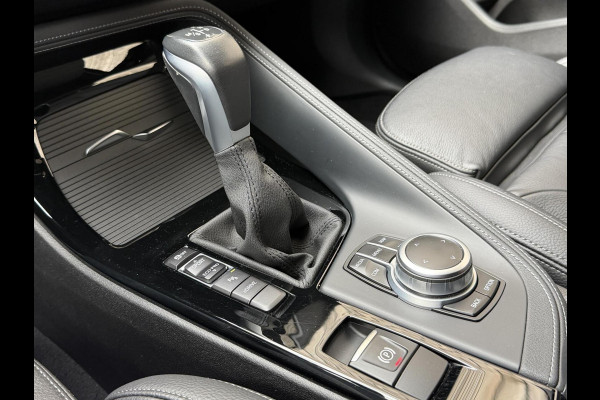 BMW X1 xDrive25e M-sport Automaat | Panoramadak | Leren bekleding | LED verlichting | Stoel en Stuurwielverwarming | Trekhaak afneembaa