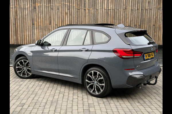 BMW X1 xDrive25e M-sport Automaat | Panoramadak | Leren bekleding | LED verlichting | Stoel en Stuurwielverwarming | Trekhaak afneembaa