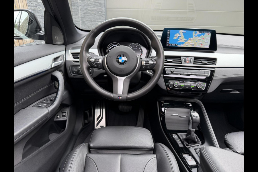 BMW X1 xDrive25e M-sport Automaat | Panoramadak | Leren bekleding | LED verlichting | Stoel en Stuurwielverwarming | Trekhaak afneembaa
