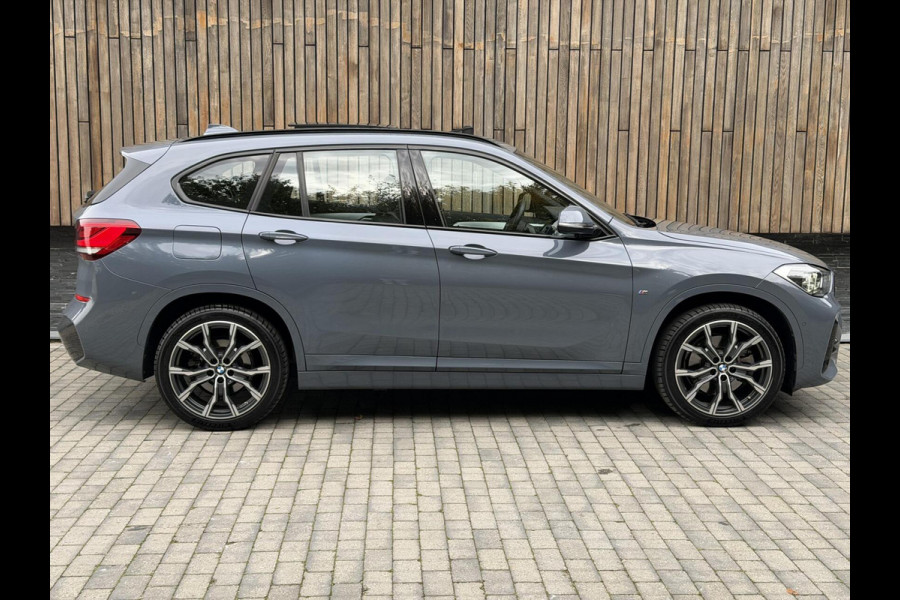BMW X1 xDrive25e M-sport Automaat | Panoramadak | Leren bekleding | LED verlichting | Stoel en Stuurwielverwarming | Trekhaak afneembaa
