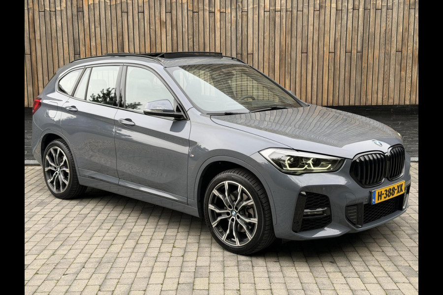 BMW X1 xDrive25e M-sport Automaat | Panoramadak | Leren bekleding | LED verlichting | Stoel en Stuurwielverwarming | Trekhaak afneembaa