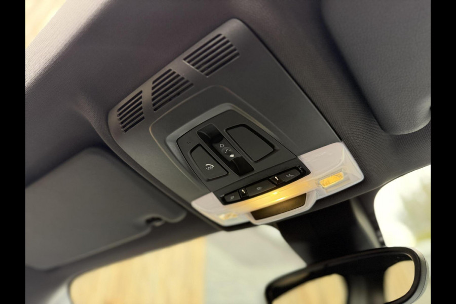 BMW X1 xDrive25e M-sport Automaat | Panoramadak | Leren bekleding | LED verlichting | Stoel en Stuurwielverwarming | Trekhaak afneembaa