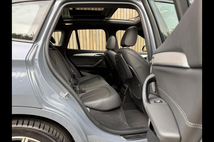 BMW X1 xDrive25e M-sport Automaat | Panoramadak | Leren bekleding | LED verlichting | Stoel en Stuurwielverwarming | Trekhaak afneembaa